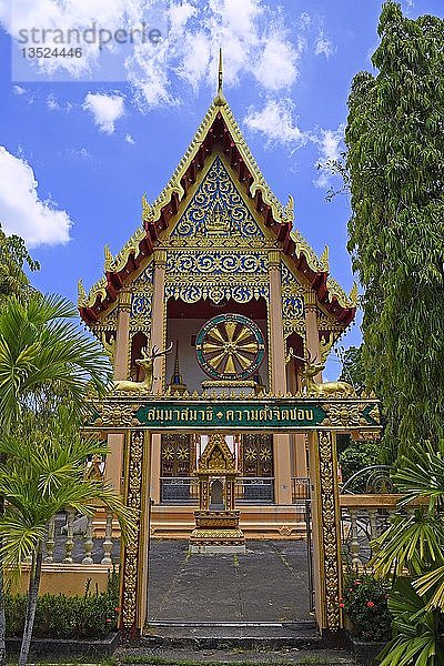 Gebäude des Tempels Wat Phra Thong mit Glücksrad  Phuket  Thailand  Asien