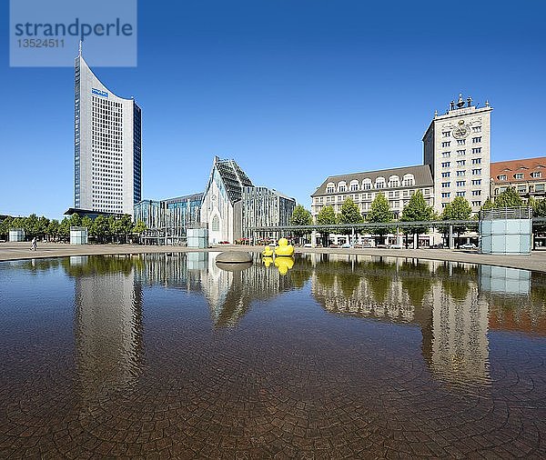 Augustusplatz  City-Hochhaus  Augusteum und Paulinum der Universität  Krochhochhaus  Wasserspiegelung in Wasserbassin  Leipzig  Sachsen  Deutschland  Europa