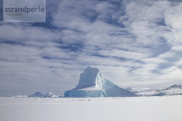 Eisberge  vom gefrorenen Fjord aus gesehen  Küste der Baffininsel  Davis Straight  Nunavut  Kanada  Nordamerika