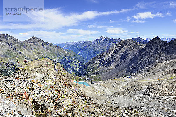 Blick von der Eisgrat-Bergstation am Stubaier Gletscher hinunter auf die Dresdner Hütte  Tirol  Österreich  Europa