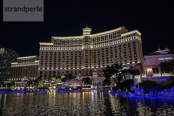 Bellagio Hotel und Casino bei Nacht  Nachtaufnahme  Luxushotel  Las Vegas Strip  Las Vegas Boulevard  Las Vegas  Nevada  USA  Nordamerika