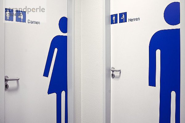 Zwei Türen zu Toiletten für Frauen oder Männer  Deutschland  Europa