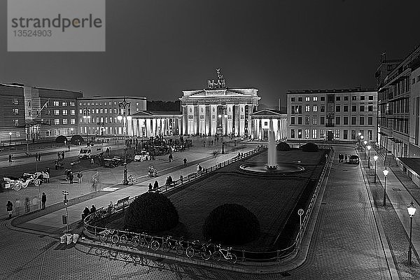 Brandenburger Tor beleuchtet für das Festival of Lights 2009  Pariser Platz  Berlin  Deutschland  Europa