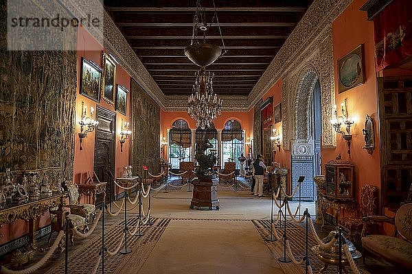 Innenraum mit Statue  Ballsaal  Palacio de las Dueñas  Sevilla  Andalusien  Spanien  Europa