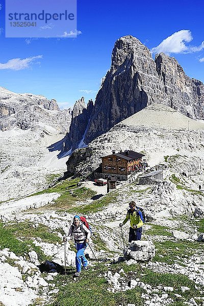 Wanderer über der Büllele-Joch-Hütte und dem Gipfel des Einser  Sextner Dolomiten  Hochpustertal  Südtirol  Italien  Europa