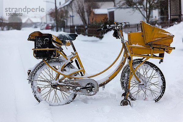Gelbe Post Fahrrad im Schnee  Winterbedingungen  Bayern  Deutschland  Europa