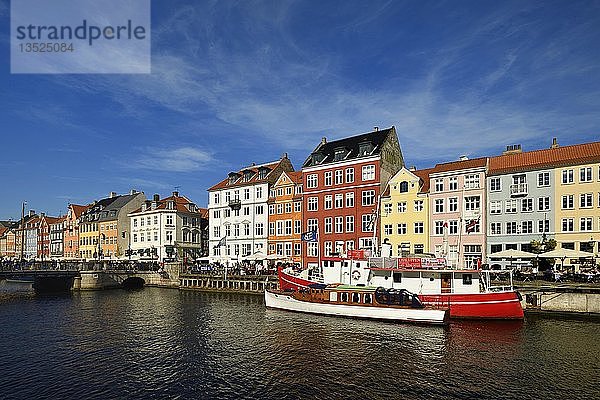 Boote auf dem Kanal vor bunten Häuserfassaden  Vergnügungsviertel  Nyhavn  Kopenhagen  Dänemark  Europa