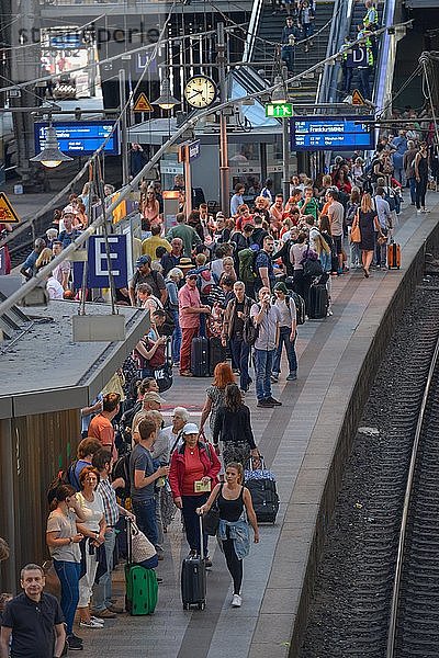 Viele wartende Fahrgäste auf dem Bahnsteig  Hauptbahnhof  Hamburg  Deutschland  Europa