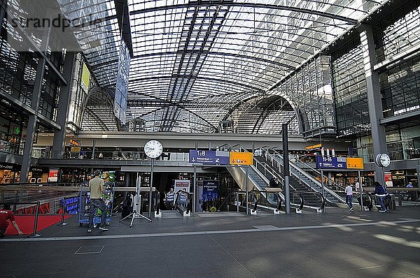 Berlin Hauptbahnhof  Berlin Hauptbahnhof  Lehrter Bahnhof  innen  Berlin  Deutschland  Europa