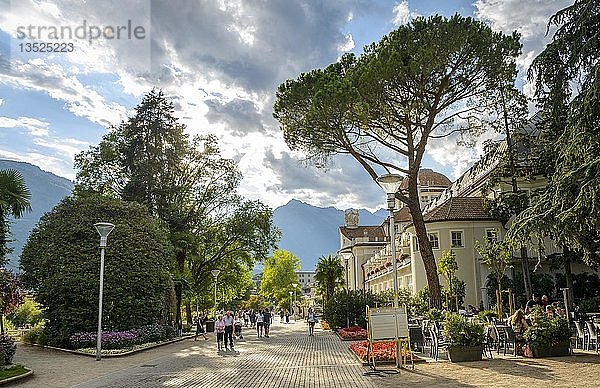 Passantenpromenade  Altstadt von Meran  Trentino  Südtirol  Italien  Europa