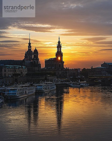Dramatischer Sonnenuntergang mit Terrassenufer  Hofkirche  Residenzschloss  und Elbe im Gegenlicht  Altstadt  Dresden  Sachsen  Deutschland  Europa