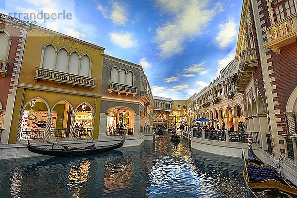 Replik Venedig  venezianische Gondeln mit Touristen auf dem Kanal  Canale Grande  Grand Canal  unter künstlichem Himmel  The Venetian Resort Hotel  Casino  Las Vegas Strip  Las Vegas  Nevada  USA  Nordamerika