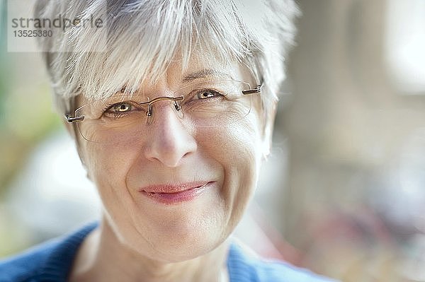 Lächelnde Frau  50 +  Porträt