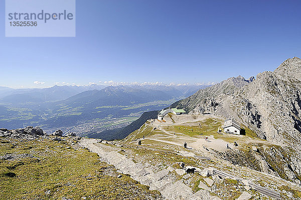 Hafelekar-Gipfelstation mit Rastplatz  Almhütte  unterhalb der Hafelekarspitze  2334 m  Tirol  Österreich  Europa