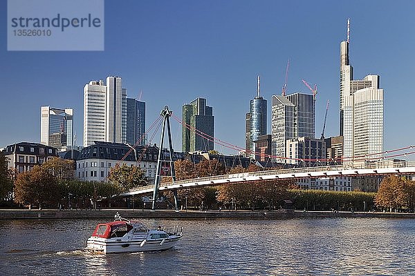 Stadtansicht mit Ausflugsschiff auf dem Main  Holbeinsteg und Bankenviertel im Hintergrund  Frankfurt am Main  Hessen  Deutschland  Europa