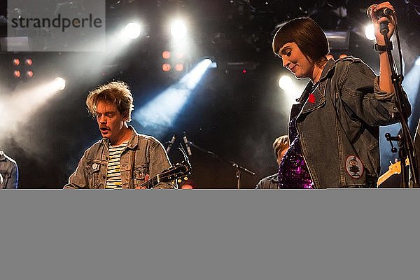 Die schwedische Indie-Pop-Band I'm from Barcelona mit Sänger und Frontmann Emanuel Lundgren live in der Schüür Luzern  Schweiz  Europa
