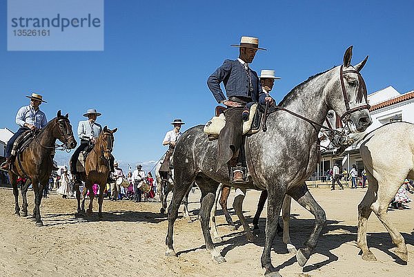Menschen in traditioneller Kleidung reiten auf Pferden  Pfingst-Wallfahrt von El Rocio  Provinz Huelva  Andalusien  Spanien  Europa