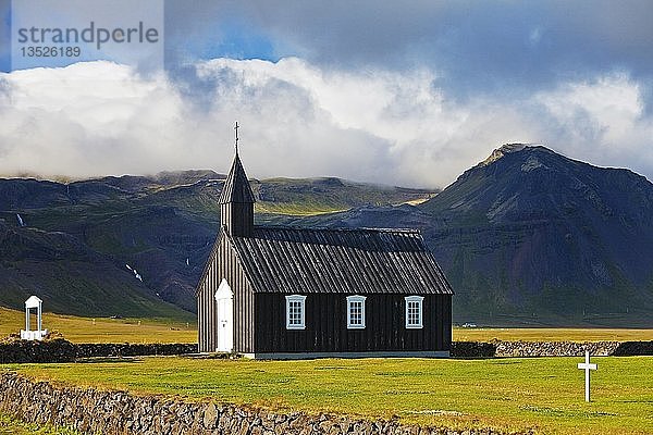 Schwarze Holzkirche vor Bergen  Budir Kirka  Budir  Halbinsel Snæfellsnes  Westisland  Vesturland  Island  Europa