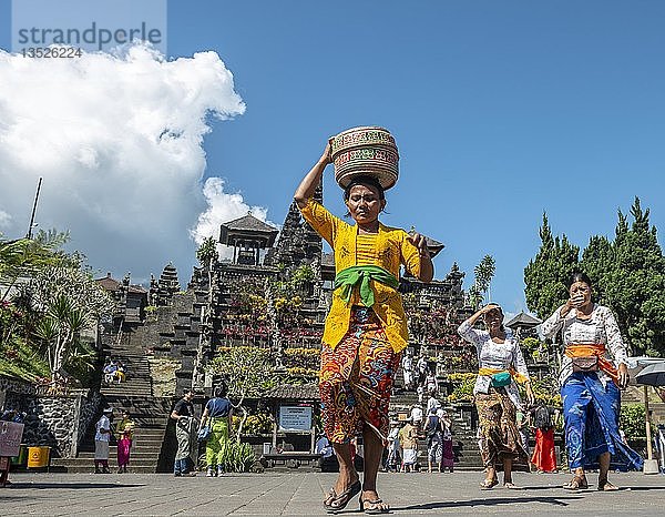 Andächtige Balinesen  geteiltes Tor  Candi bentar  Muttertempel Besakih  Pura Agung Besakih Penetaran  Banjar Besakih  Bali  Indonesien  Asien