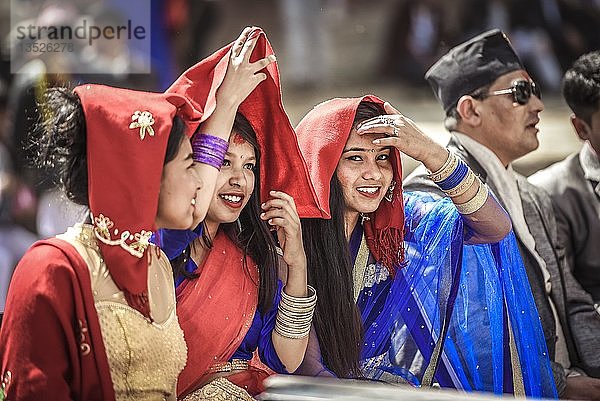 Lachende Frauen  Straßenleben  Kathmandu  Nepal  Asien