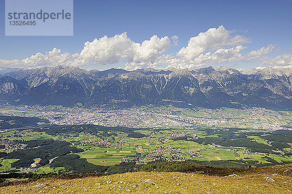 Stadt Innsbruck vom Patscherkofel aus gesehen  2248 m  im Hintergrund die Nordkette  auch Inntalkette genannt  Tirol  Österreich  Europa