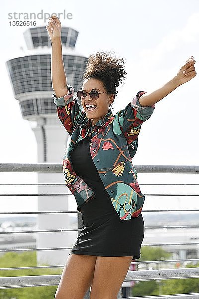 Junge Frau  Fashion  Fotoshooting am Flughafen München  Deutschland  Europa