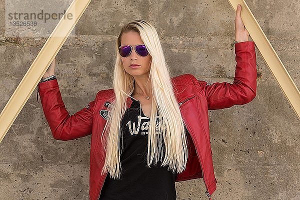 Junge Frau mit langen blonden Haaren und Sonnenbrille