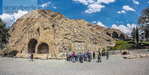 Felsrelief der Sassaniden  Touristengruppe  Taq-e Bostan  Kermanshah  Iran  Asien
