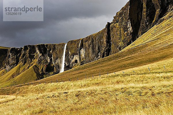 Zwergfelsen mit Wasserfall  Berglandschaft  Südost-Island  Island  Europa