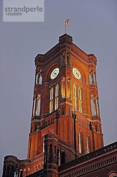 Turm des Roten Rathauses  Alexanderplatz bei Nacht  Berlin  Deutschland  Europa