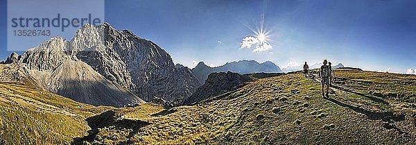 Panoramablick  Wanderer auf dem Weg zur Meilerhütte  Partenkirchener Dreitorspitze  Garmisch-Partenkirchen  Wettersteingebirge  Bayern  Deutschland  Europa