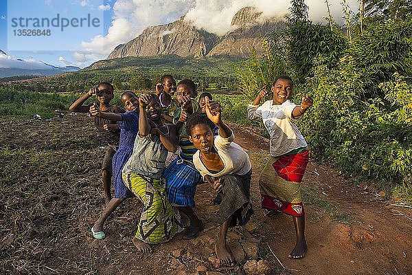Kinder haben Spaß beim Posieren vor dem Berg Mulanje  Malawi  Afrika