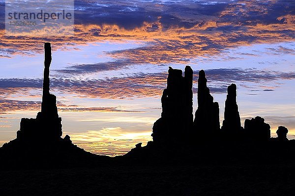 Sonnenaufgang mit Totempfahl mit Hintergrundbeleuchtung  Monument Valley  Arizona  USA  Nordamerika