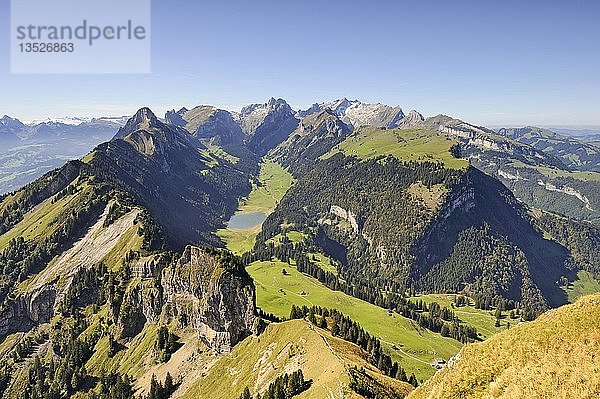 Blick über die Appenzeller Alpen  mit dem Sämtiser See in der Mitte  Kanton Appenzell Innerrhoden  Schweiz  Europa