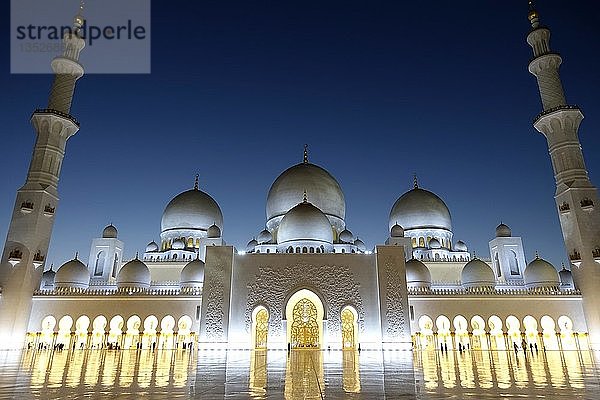 Scheich-Zayid-Moschee bei Nacht  Abu Dhabi  Vereinigte Arabische Emirate  Asien