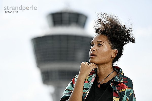 Junge Frau  Fashion  Fotoshooting  Portrait  Flughafen München  Oberbayern  Bayern  Deutschland  Europa