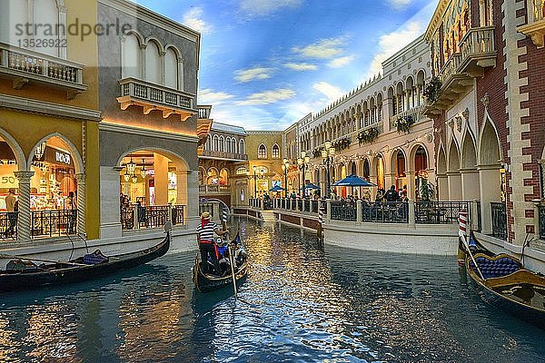 Replik Venedig  venezianische Gondeln mit Touristen auf dem Kanal  Canale Grande  Grand Canal  unter künstlichem Himmel  The Venetian Resort Hotel  Casino  Las Vegas Strip  Las Vegas  Nevada  USA  Nordamerika