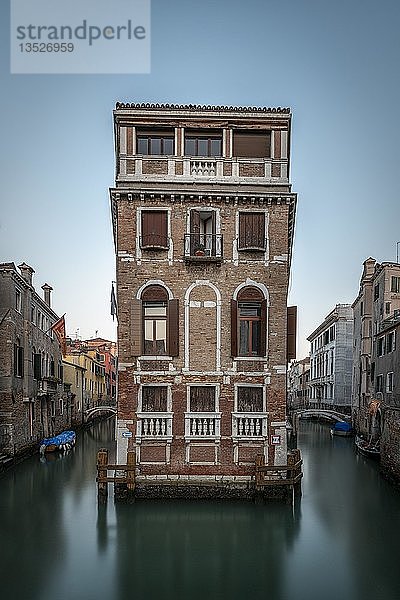 Wohnhaus gegenüber der Brücke der Calle Bragadin o Pinelli zwischen den Kanälen Rio de la Tetta und Rio de San Giovanni Laterano  Venedig  Italien  Europa