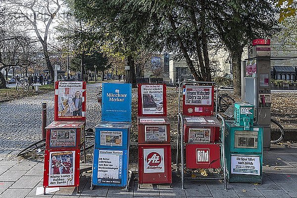 Verschiedene Zeitungskästen auf der Straße  München  Bayern  Deutschland  Europa