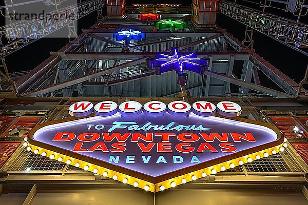 Helles Schild Welcome to Fabulous Downtown Las Vegas Nevada an der Fremont Street Experience im alten Las Vegas  Leuchtreklame  Nachtszene  Downtown  Las Vegas  Nevada  USA  Nordamerika