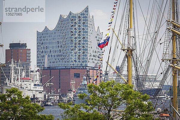 Elbphilharmonie  Elphie  umgeben von Schiffen und Masten Segelschiff  dahinter Kreuzfahrtschiff  Hafen  Hamburg