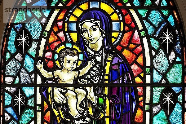 Maria mit Jesuskind  Buntglasfenster in der Hallgrímskirkja  Reykjavik  Island  Europa