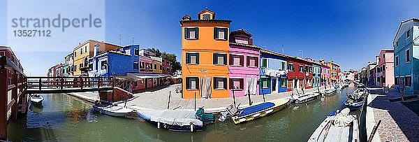 Panoramablick auf die Stadt mit bunt bemalten Häusern und Kanälen von Burano  Venedig  Italien  Europa