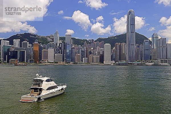 Skyline von Hongkong Island und Hongkong River  mit Bank of China links und IFC 2 Tower rechts  Kowloon  Hongkong  China  Asien
