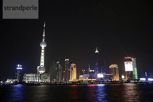Skyline von Pudong bei Nacht  Shanghai  China  Asien