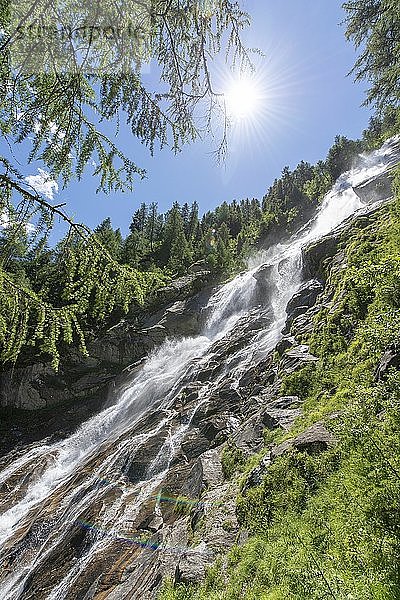 Kleinbachfall  Wasserfall in den Bergen  Nationalpark Hohe Tauern  Osttirol  Österreich  Europa