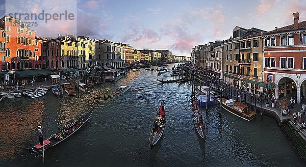 Panoramablick auf den Canal Grande im Abendlicht von der Rialto-Brücke  Venedig  Venetien  Italien  Europa