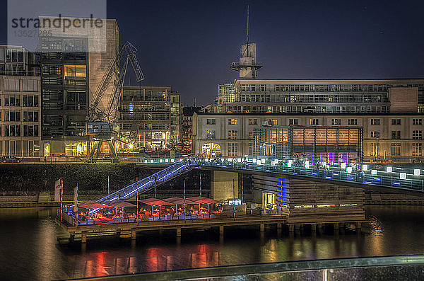 Lido-Restaurant auf der Hafenbrücke im Medienhafen  Düsseldorf  Rheinland  Nordrhein-Westfalen  Deutschland  Europa