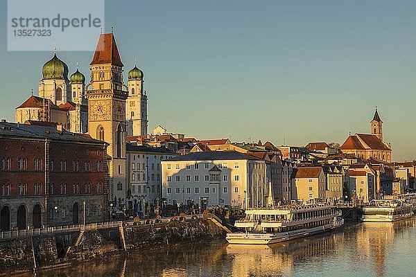 Altstadt mit Rathaus und Stephansdom bei Sonnenaufgang  Ausflugsschiff  Donau  Passau  Niederbayern  Bayern  Deutschland  Europa
