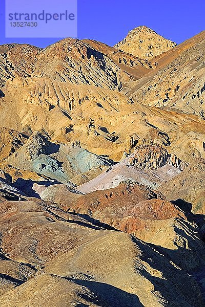 Durch die Oxidation verschiedener Metalle hervorgerufene Gesteinsfarben  Artist's Palette in der Abenddämmerung  Death Valley National Park  Kalifornien  USA  Nordamerika